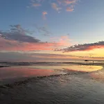 Bay Watch By The Sea Апартаменты